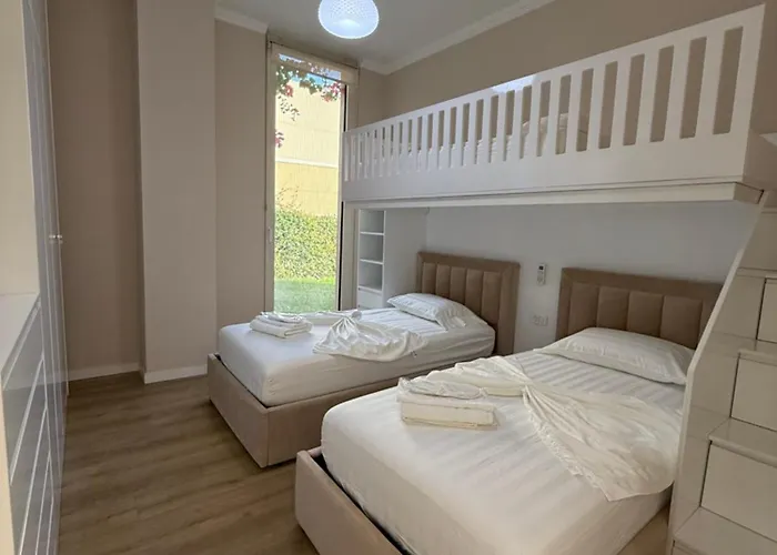 Harmony Coast, Palase * Himare